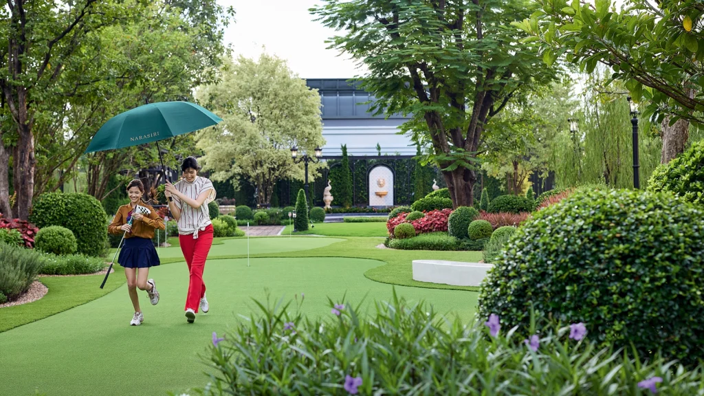 OUTDOOR PUTTING GREEN